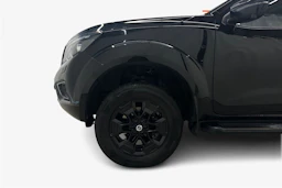musta Nissan Navara 2020 kuva 9.