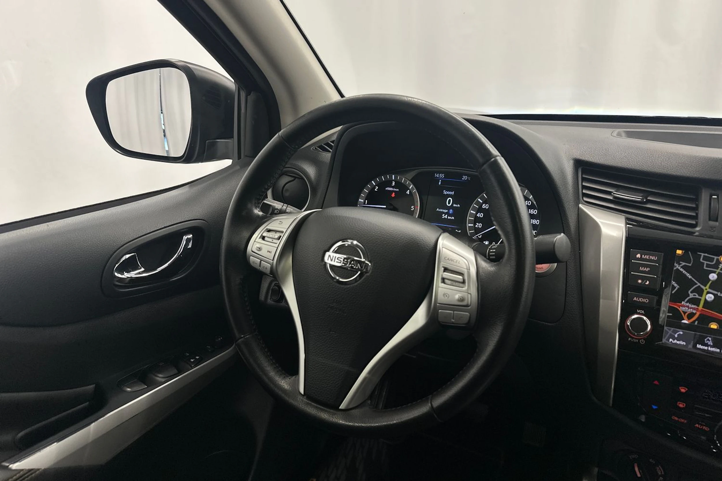 musta Nissan Navara 2020 kuva 10.