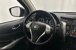 musta Nissan Navara 2020 kuva 10.