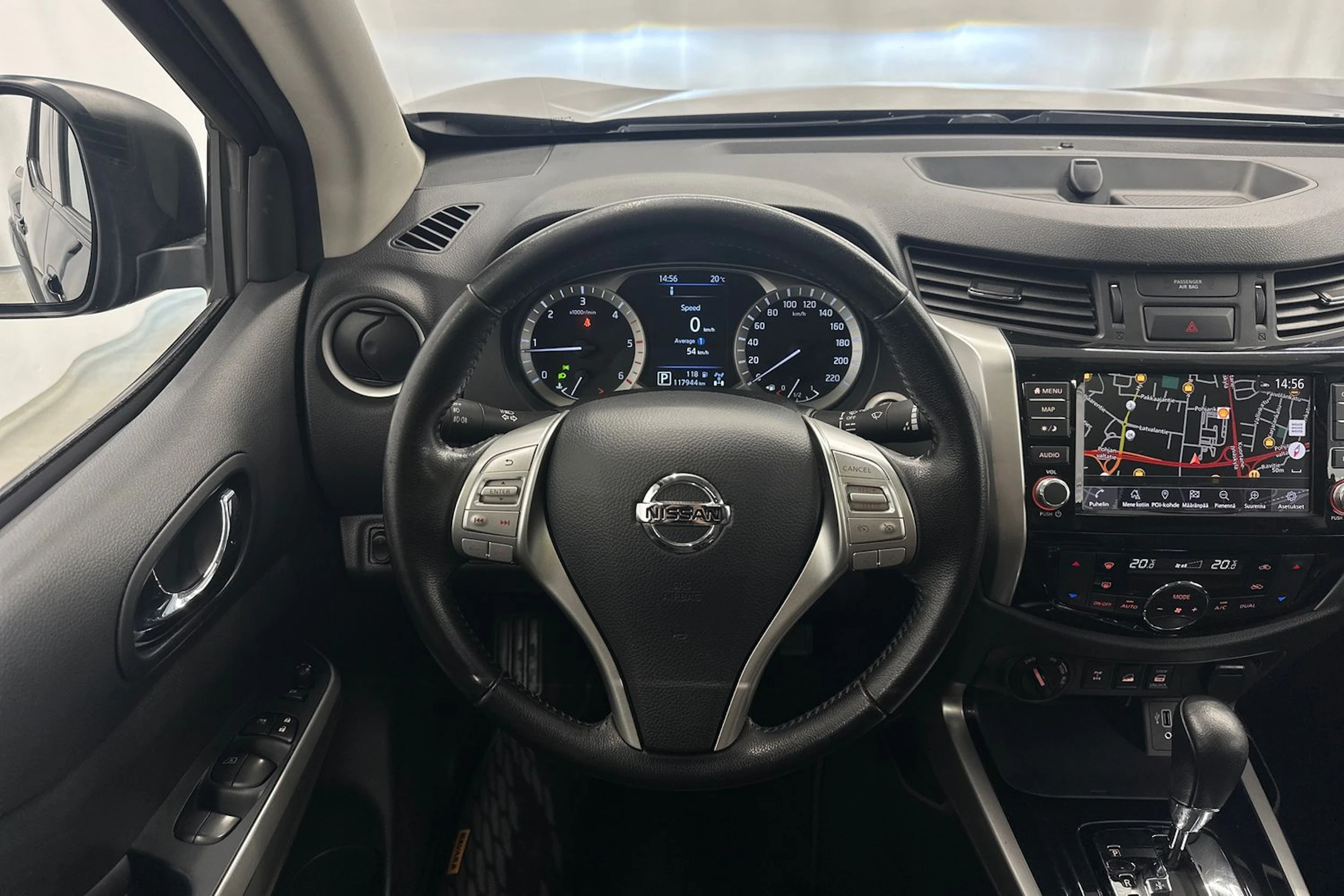 musta Nissan Navara 2020 kuva 11.