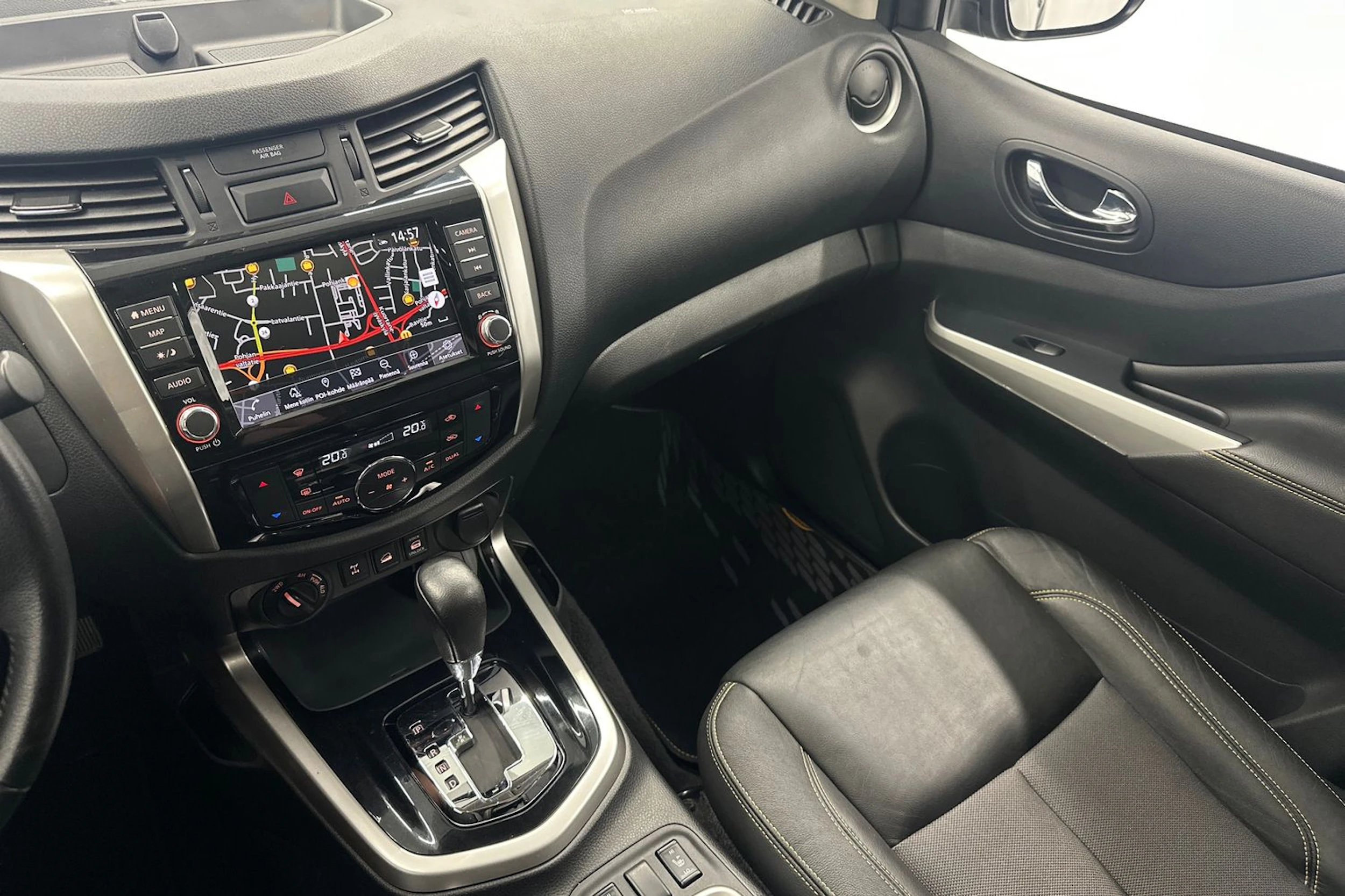 musta Nissan Navara 2020 kuva 13.