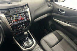 musta Nissan Navara 2020 kuva 13.