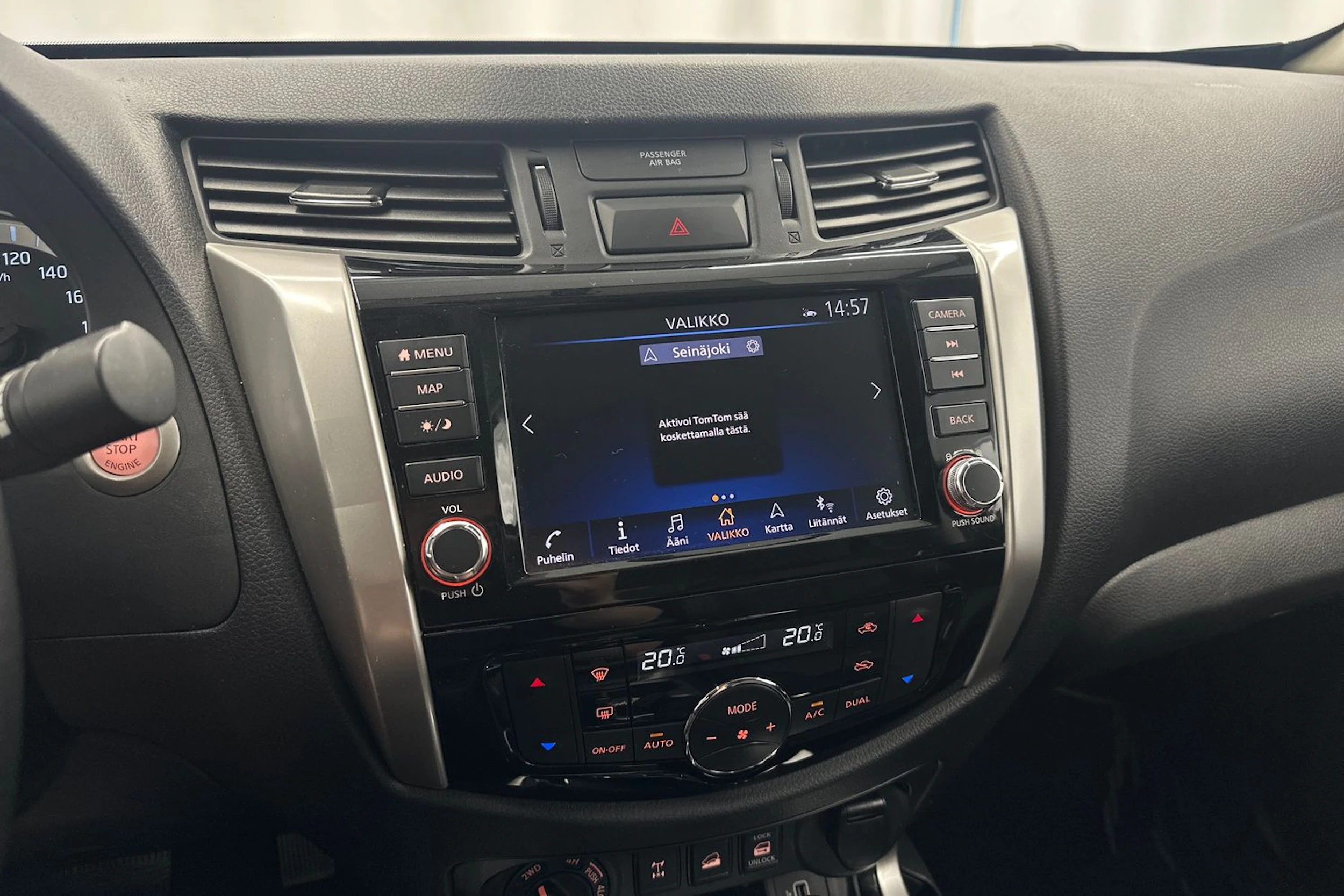 musta Nissan Navara 2020 kuva 15.