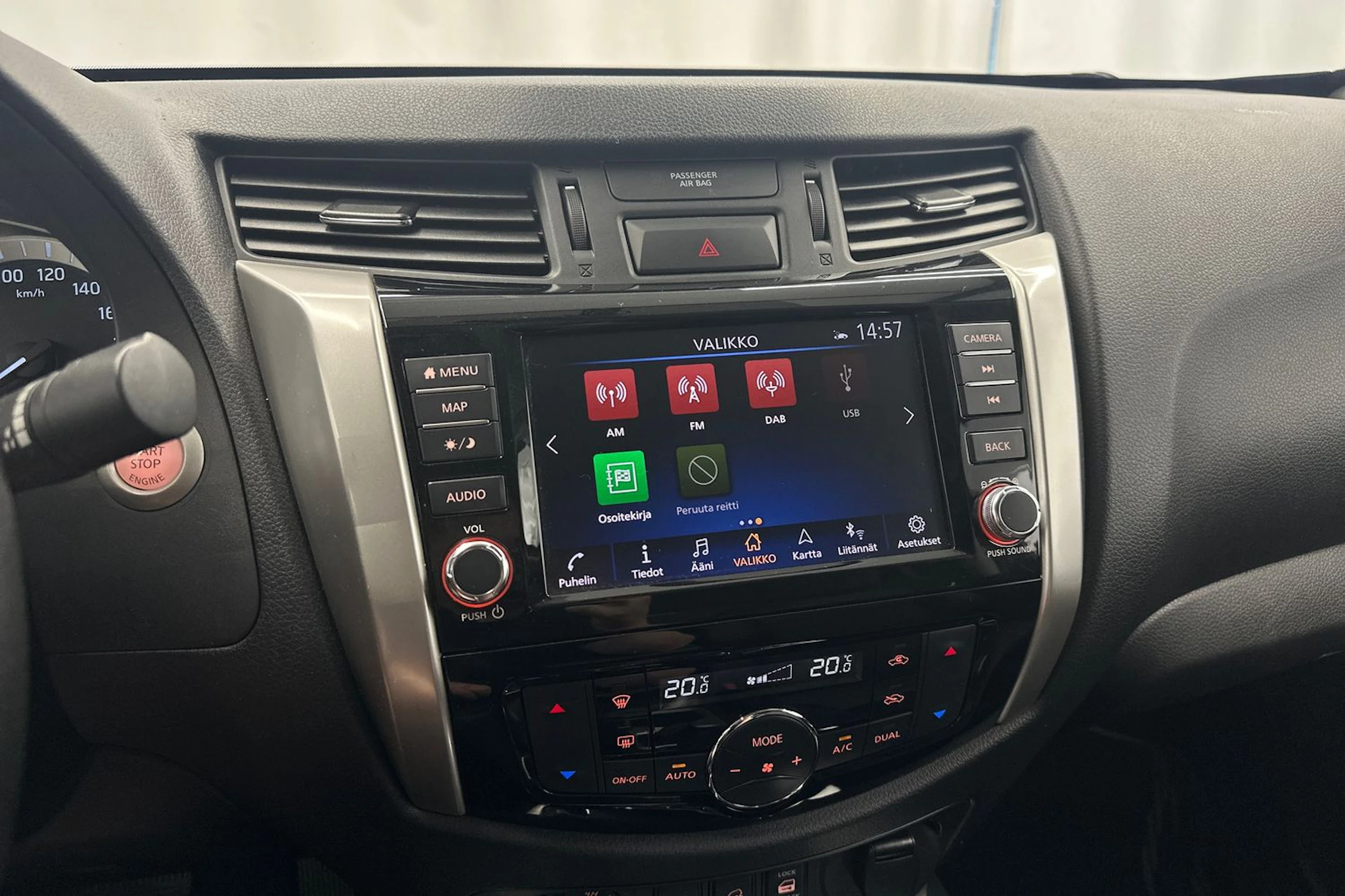 musta Nissan Navara 2020 kuva 16.