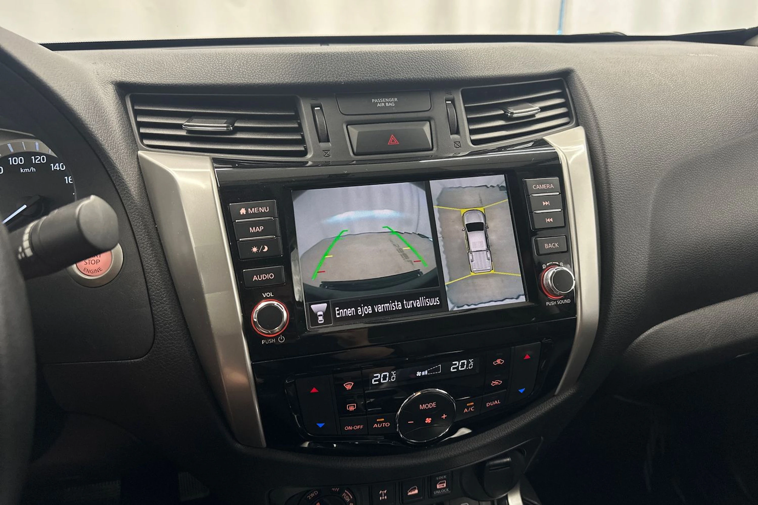 musta Nissan Navara 2020 kuva 17.