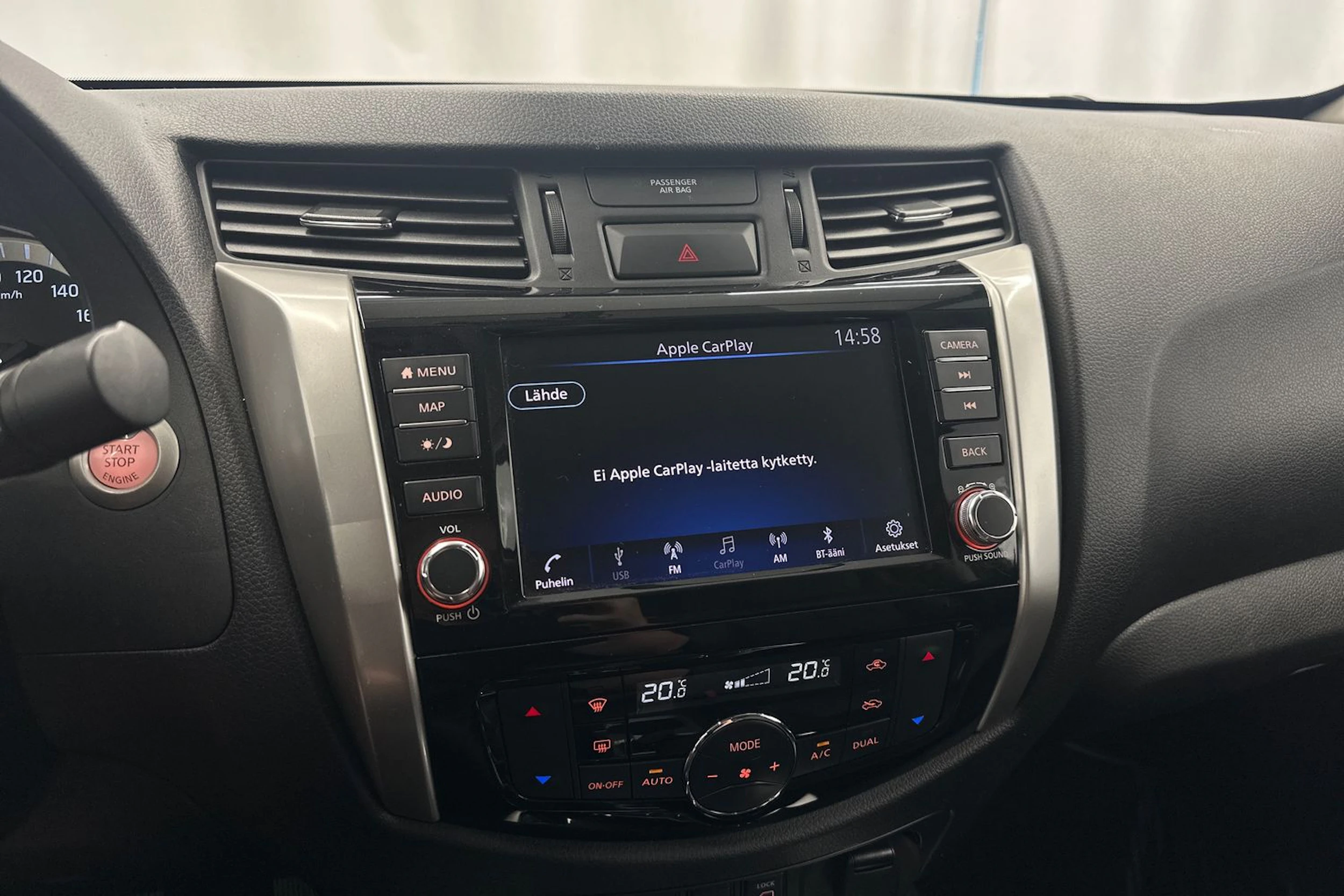 musta Nissan Navara 2020 kuva 18.