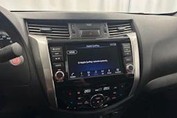 musta Nissan Navara 2020 kuva 18.