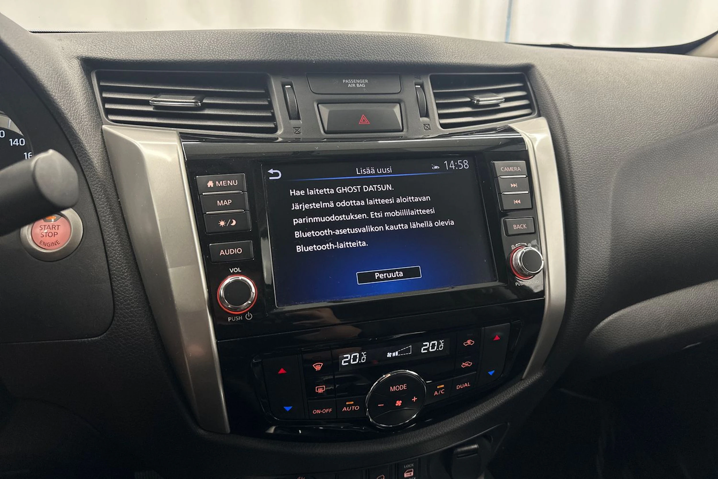 musta Nissan Navara 2020 kuva 20.