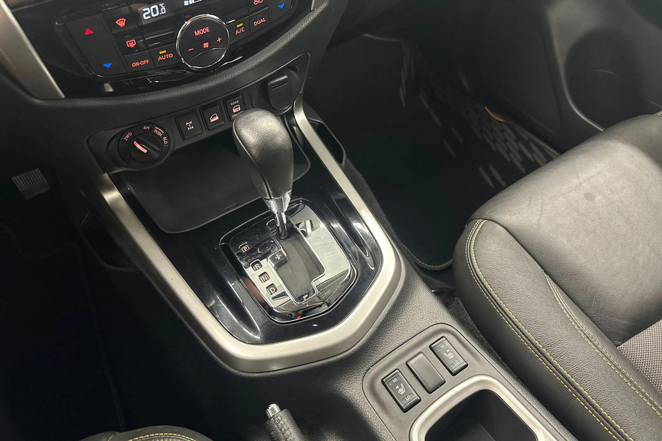 musta Nissan Navara 2020 kuva 21.