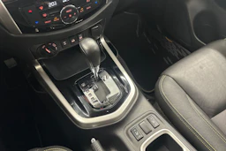 musta Nissan Navara 2020 kuva 21.