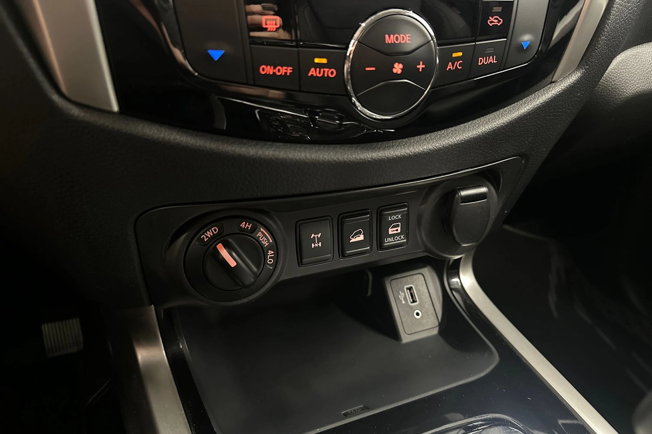 musta Nissan Navara 2020 kuva 22.