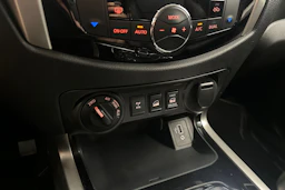 musta Nissan Navara 2020 kuva 22.