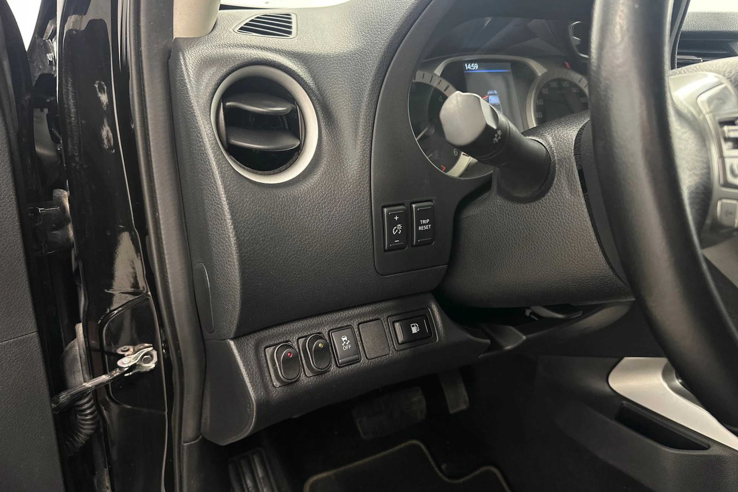 musta Nissan Navara 2020 kuva 23.