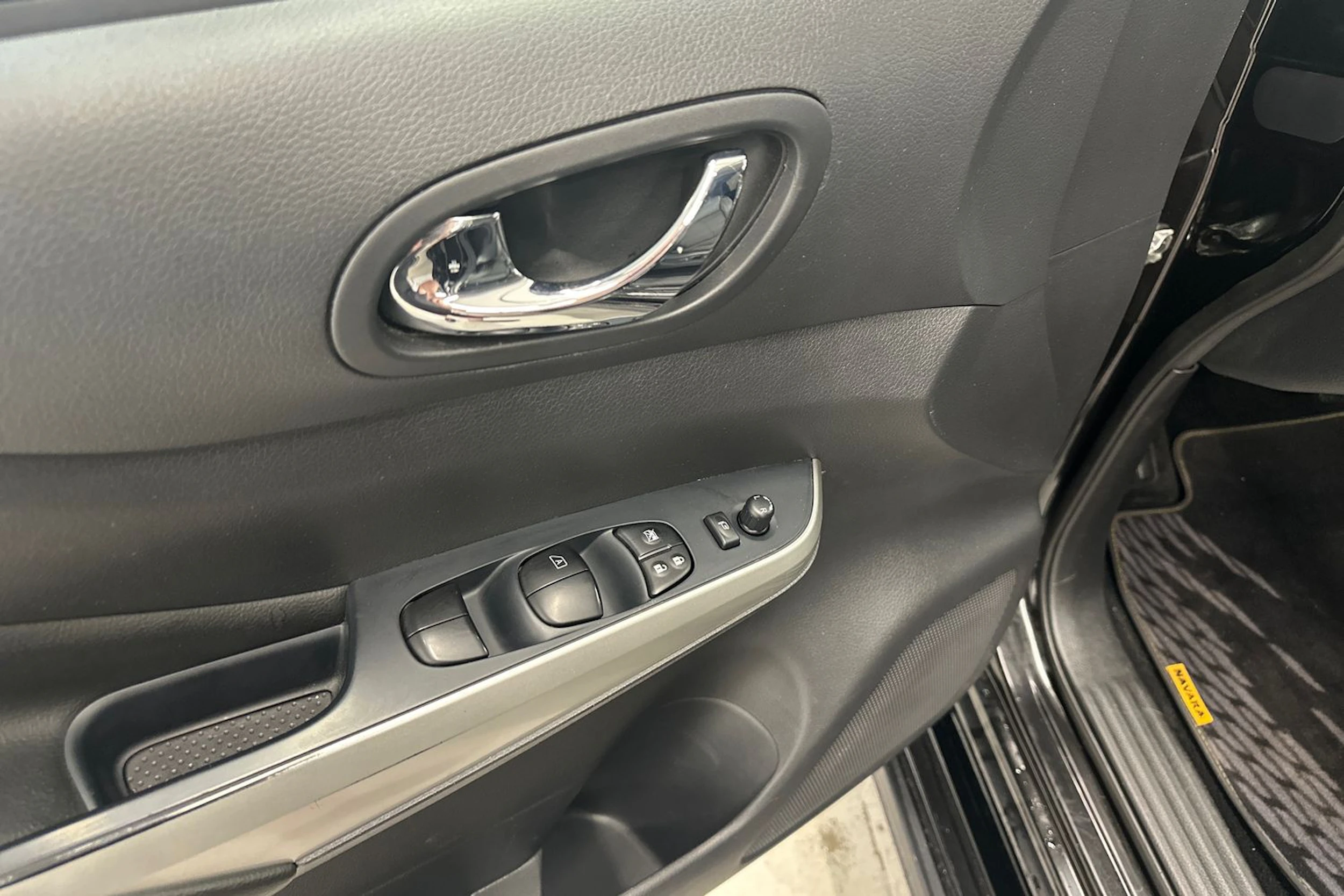 musta Nissan Navara 2020 kuva 24.