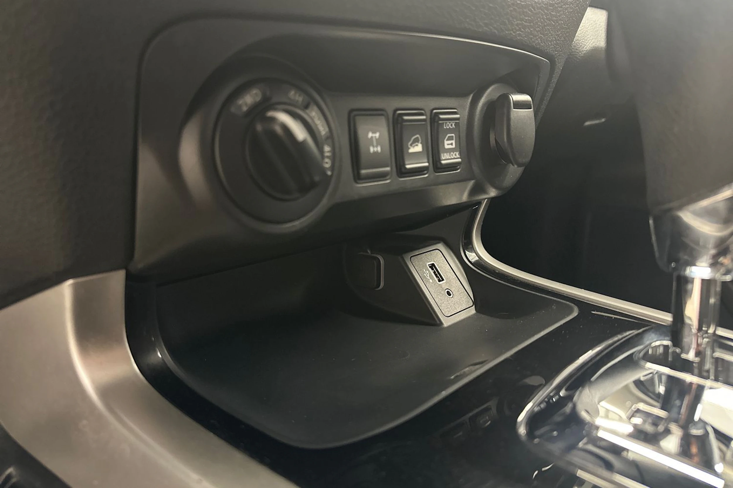 musta Nissan Navara 2020 kuva 25.