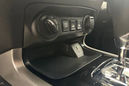 musta Nissan Navara 2020 kuva 25.