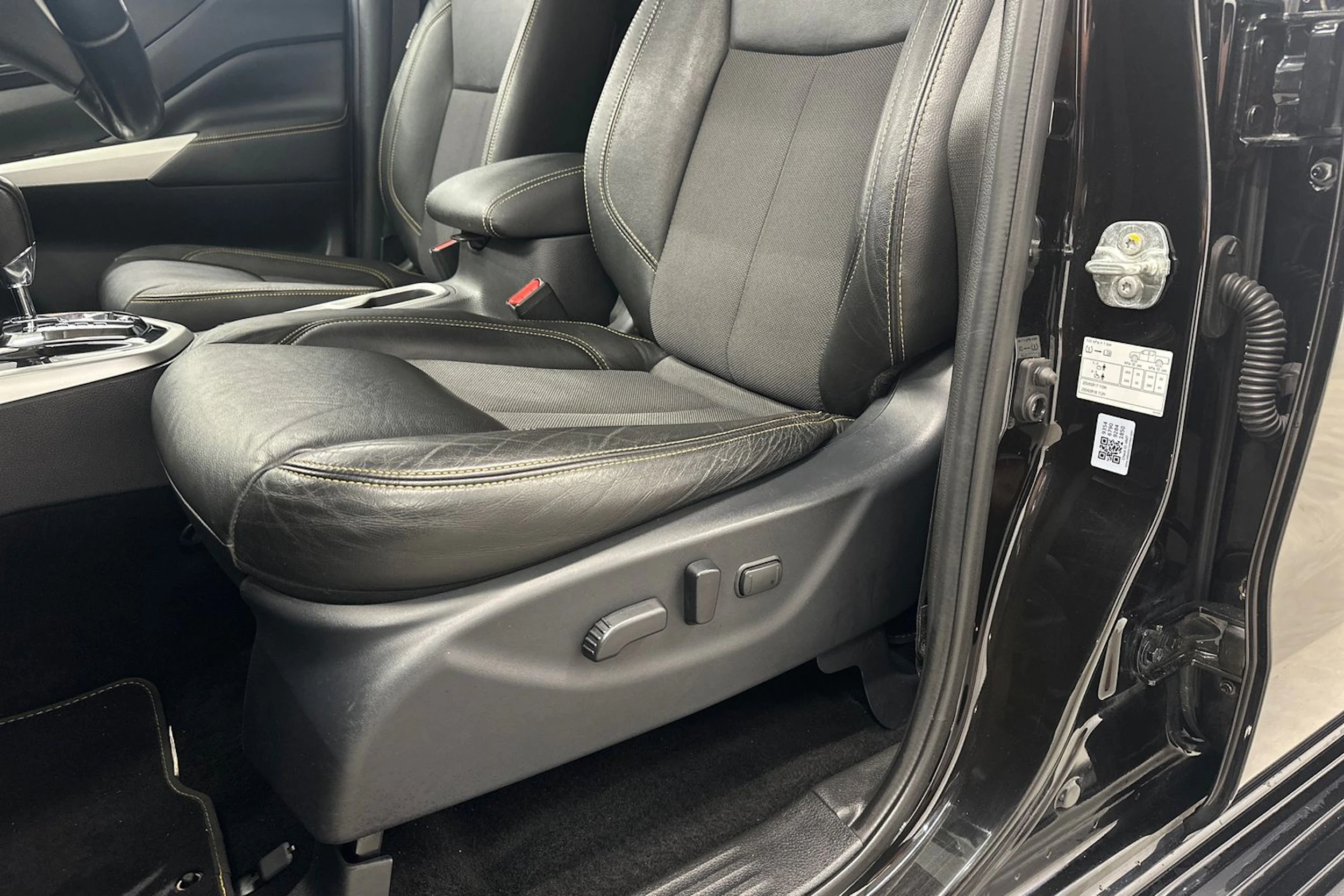 musta Nissan Navara 2020 kuva 26.