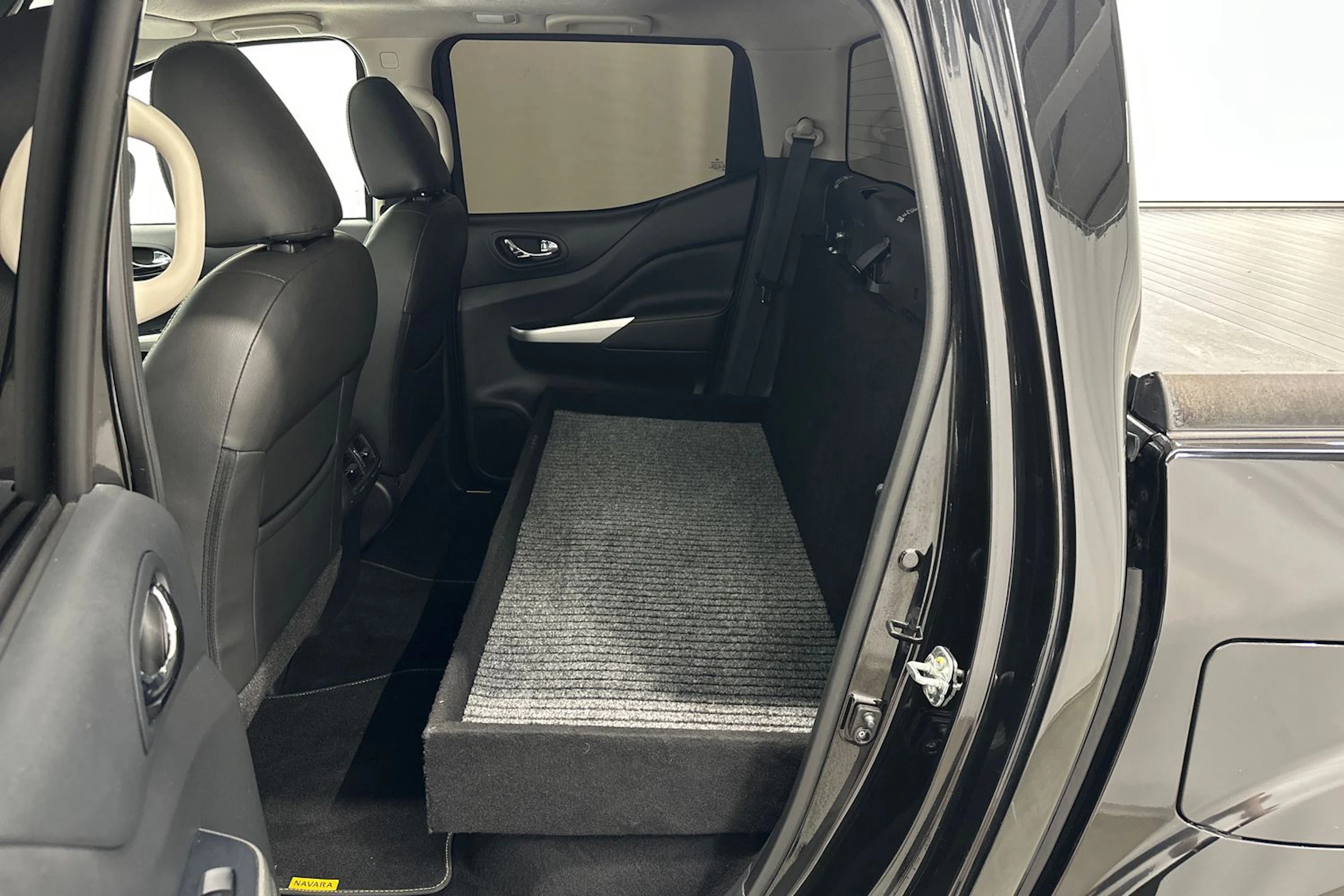 musta Nissan Navara 2020 kuva 28.