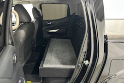 musta Nissan Navara 2020 kuva 28.