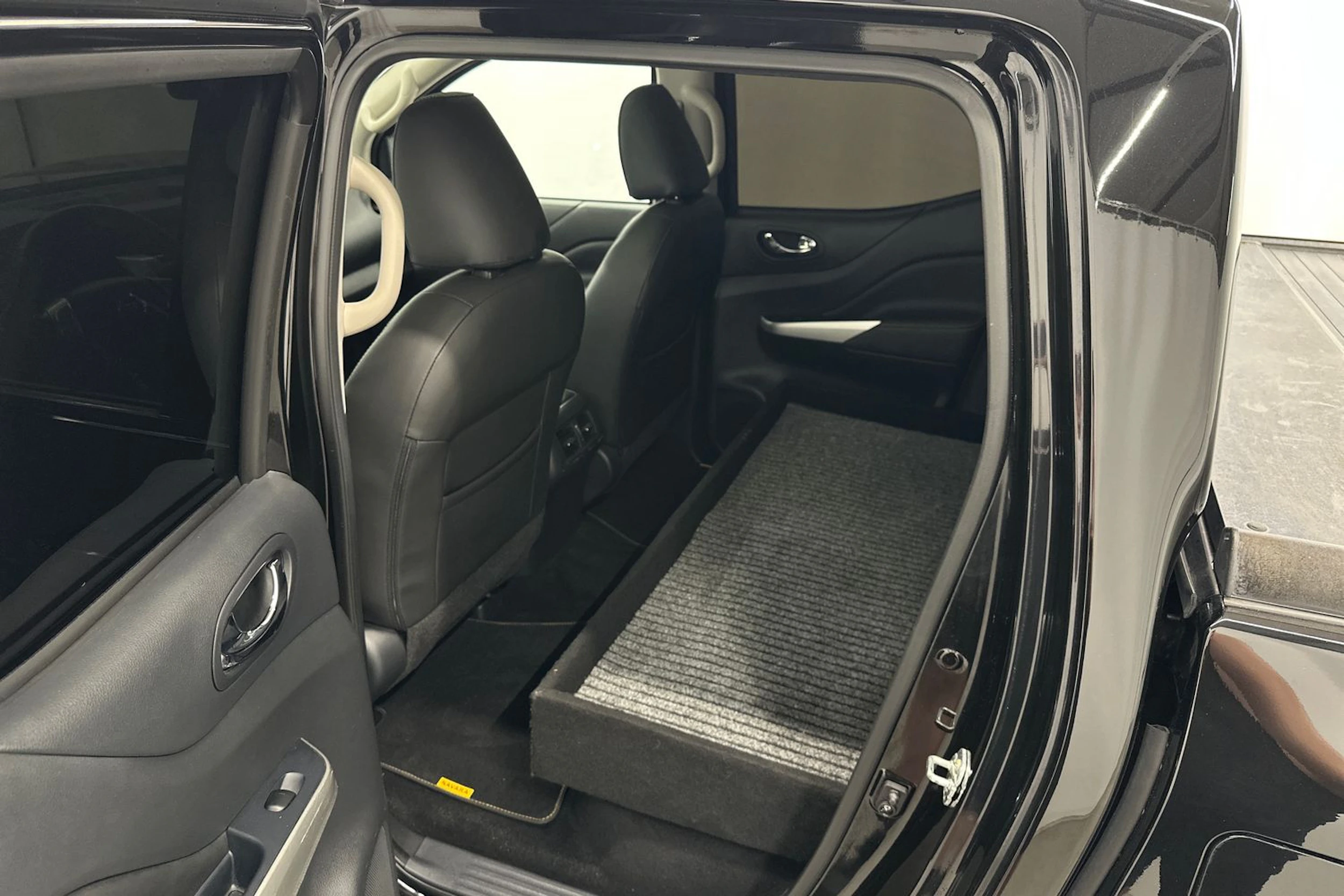 musta Nissan Navara 2020 kuva 29.