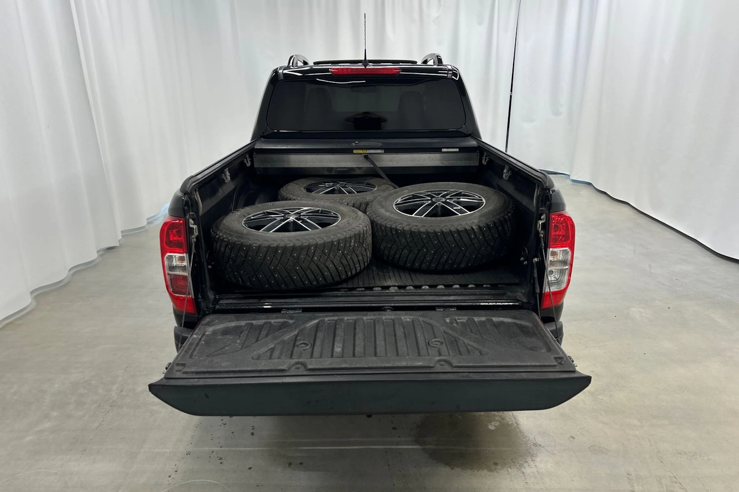 musta Nissan Navara 2020 kuva 30.