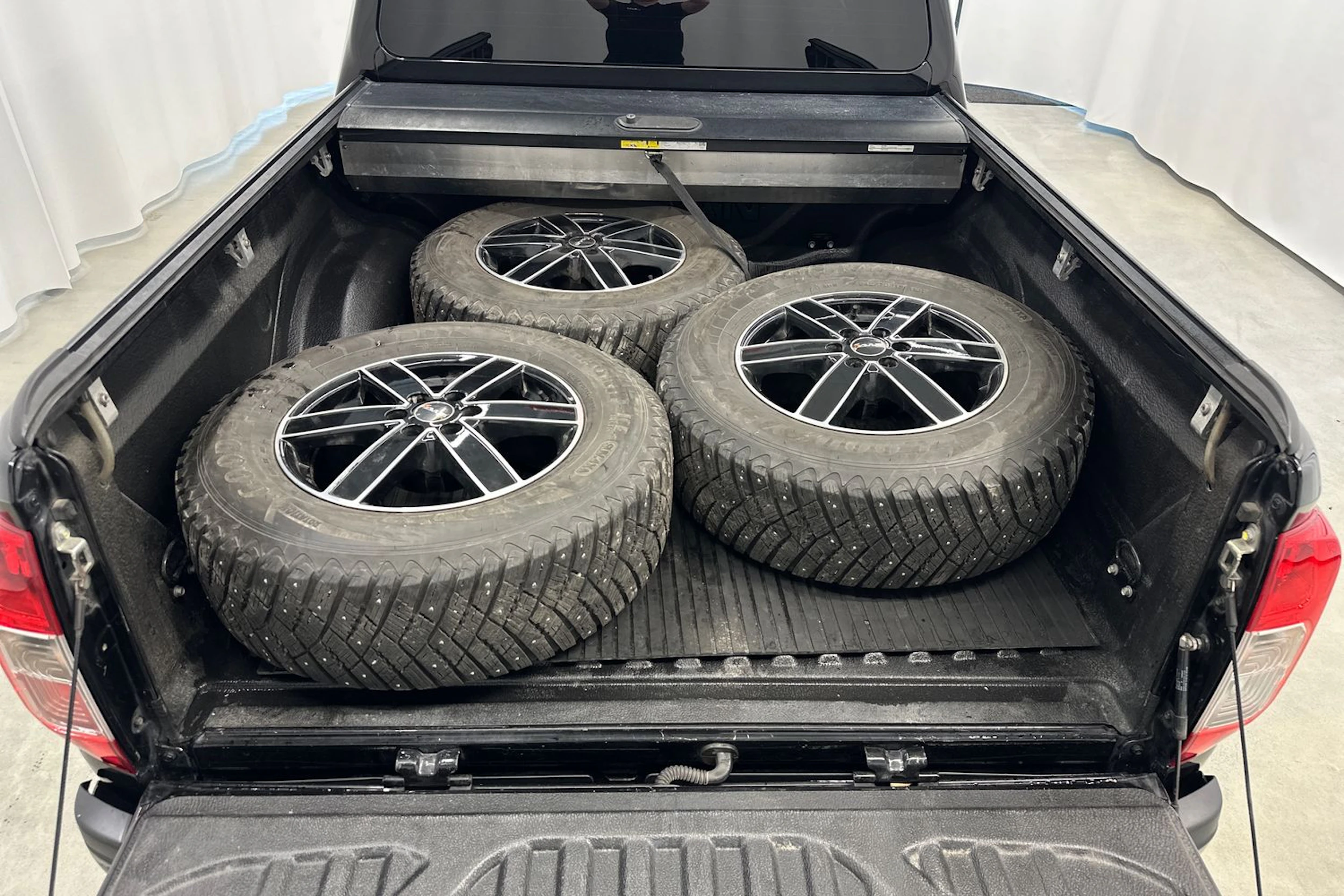 musta Nissan Navara 2020 kuva 31.