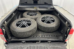 musta Nissan Navara 2020 kuva 31.
