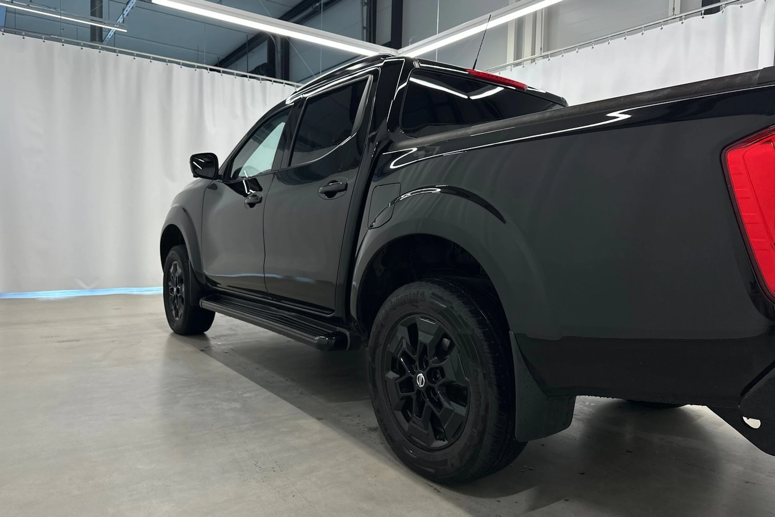musta Nissan Navara 2020 kuva 33.