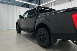 musta Nissan Navara 2020 kuva 33.