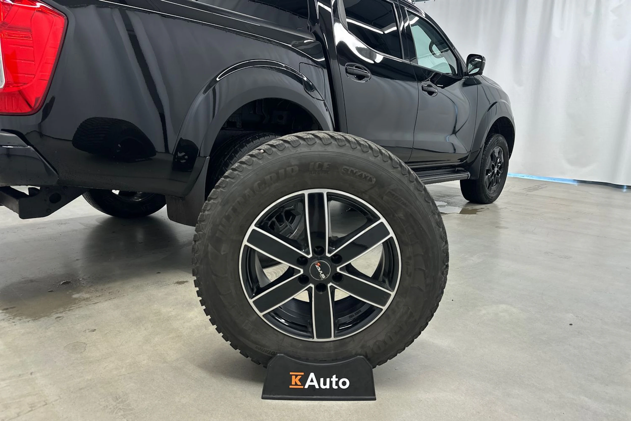 musta Nissan Navara 2020 kuva 37.