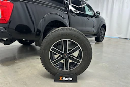 musta Nissan Navara 2020 kuva 37.