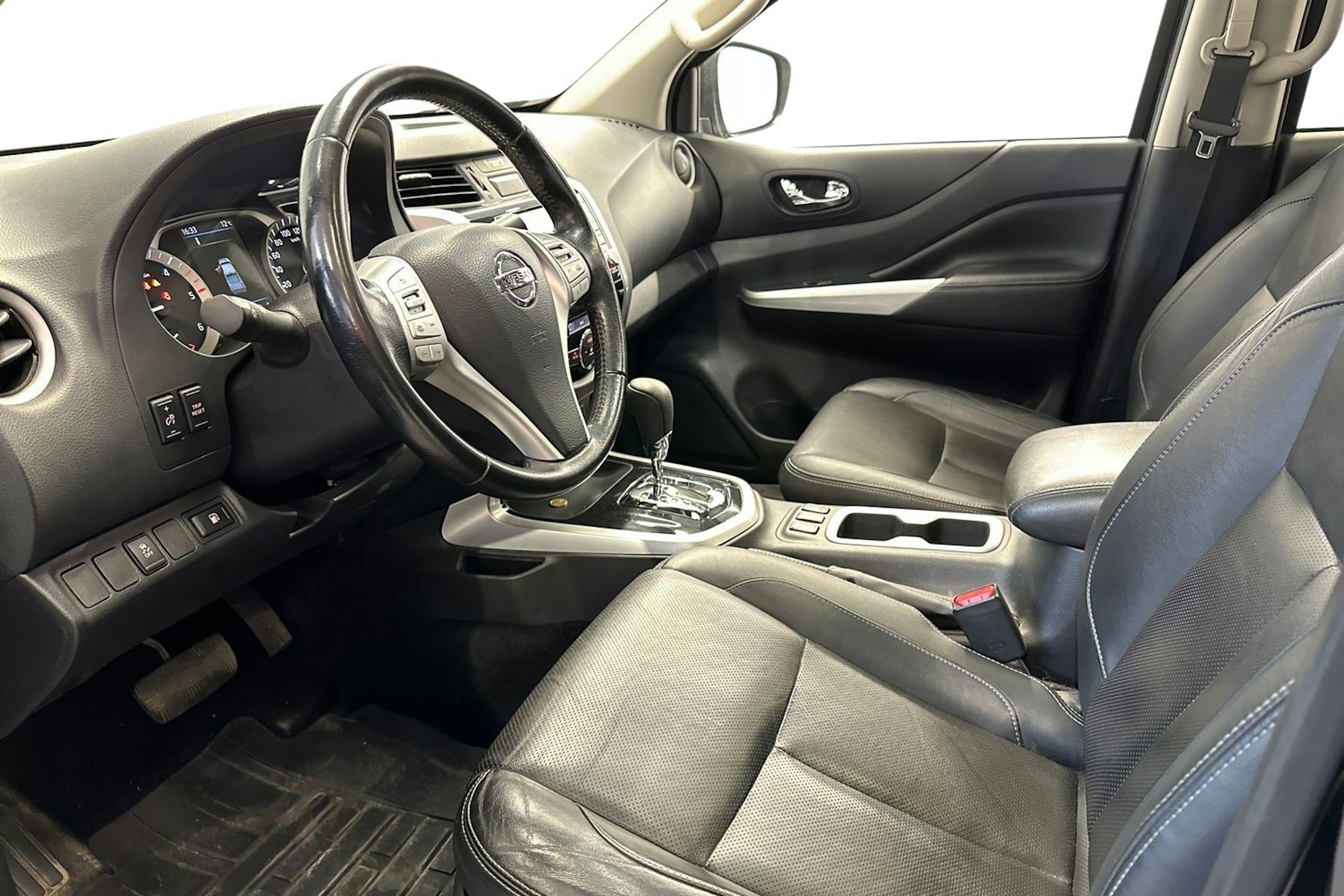 musta Nissan Navara 2020 kuva 3.