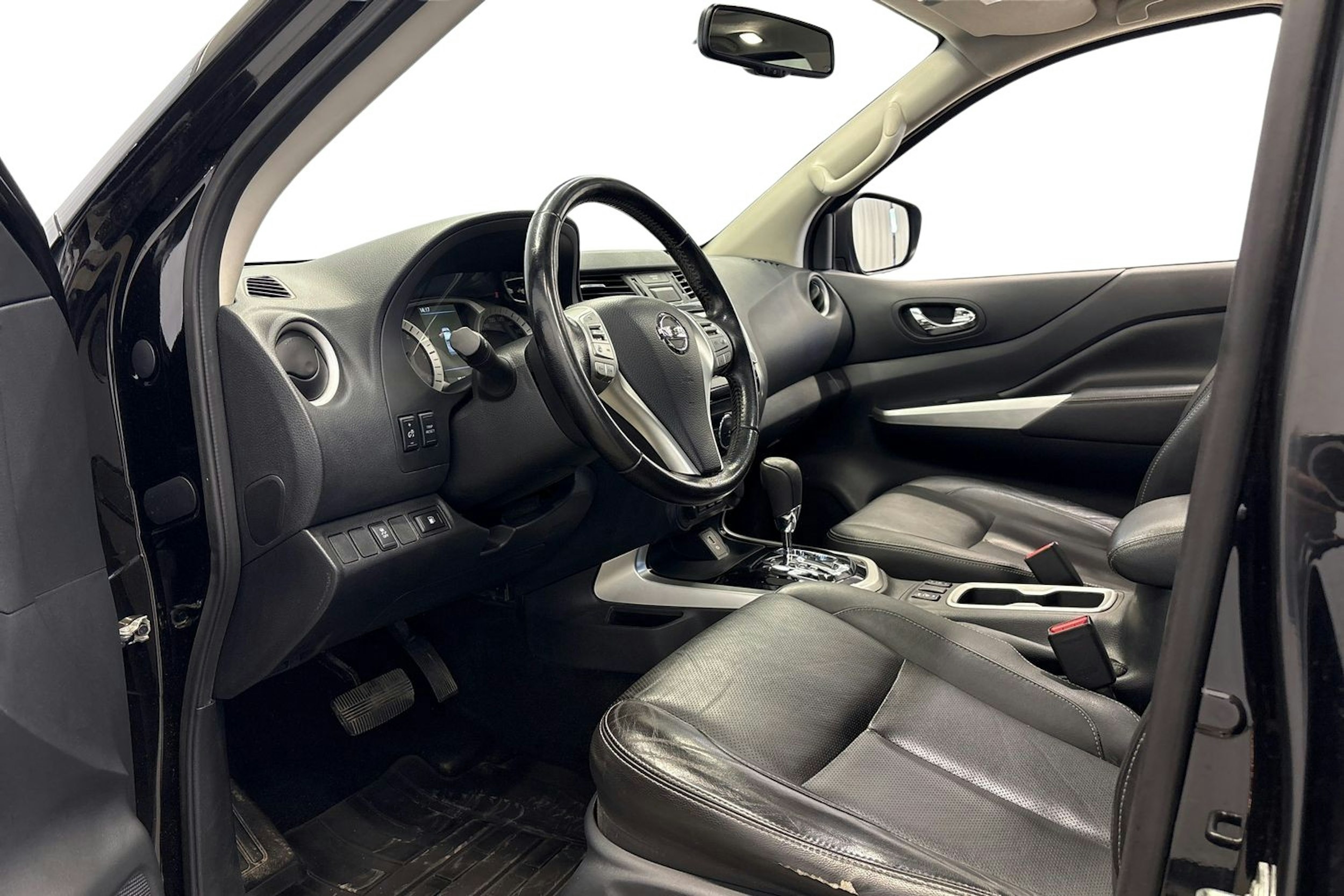 musta Nissan Navara 2020 kuva 6.