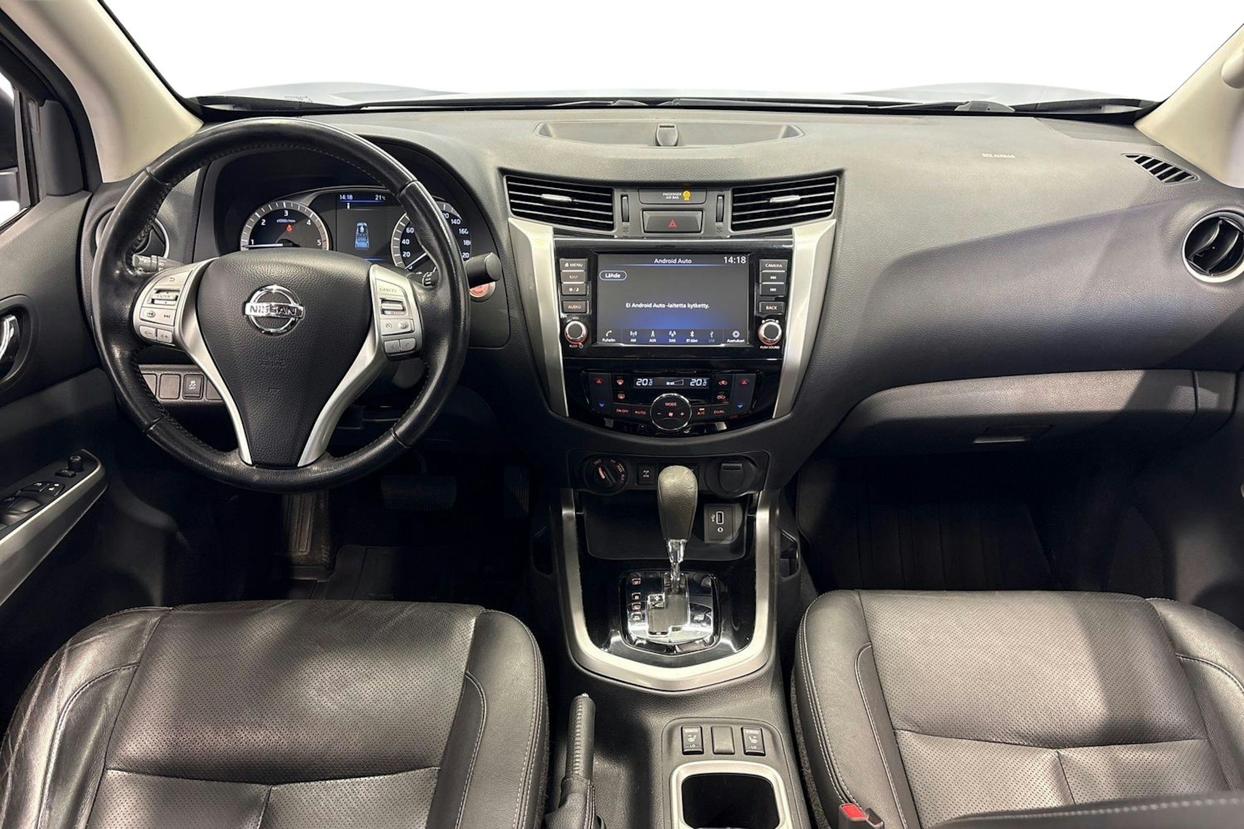 musta Nissan Navara 2020 kuva 7.