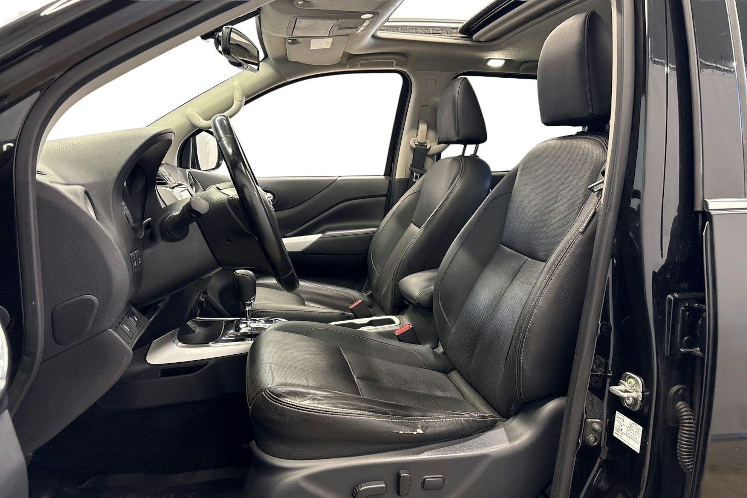 musta Nissan Navara 2020 kuva 8.