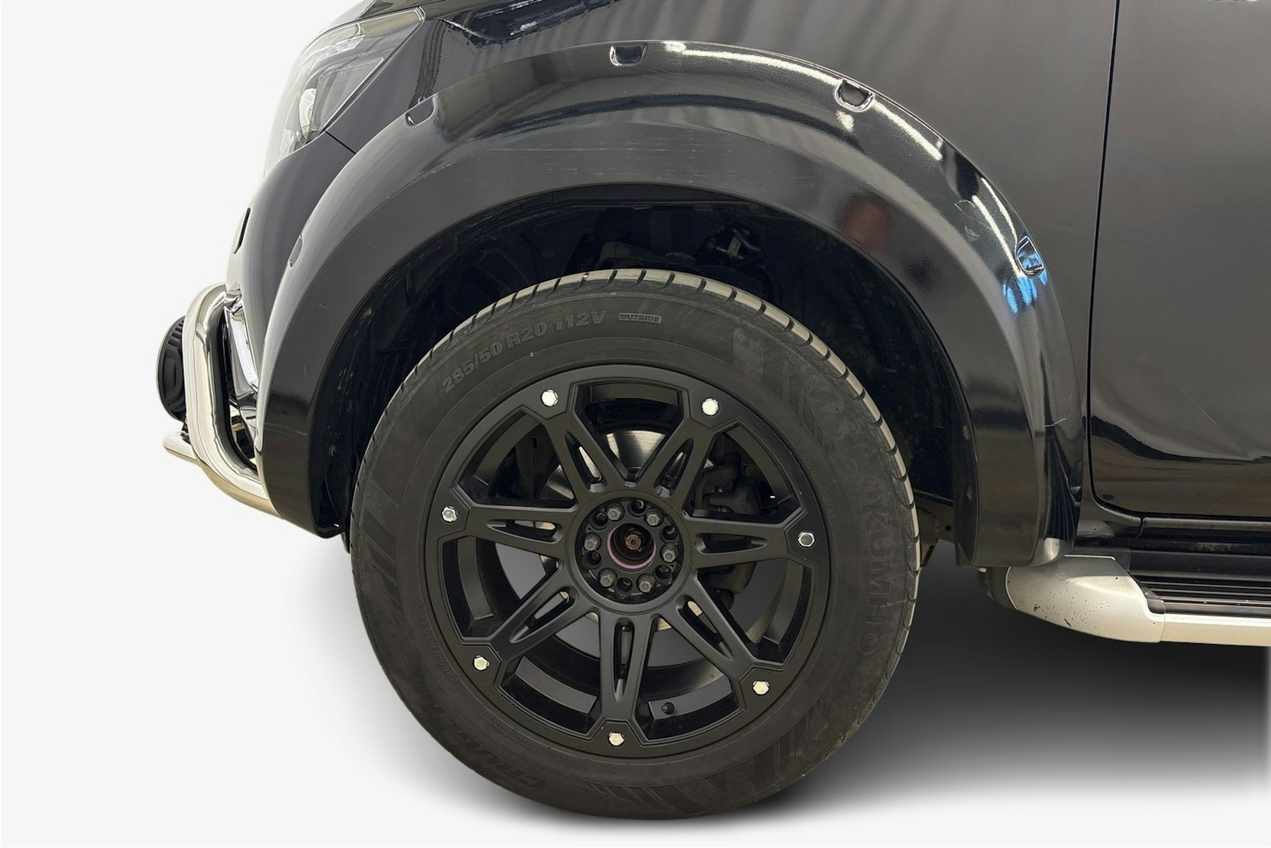 musta Nissan Navara 2020 kuva 9.