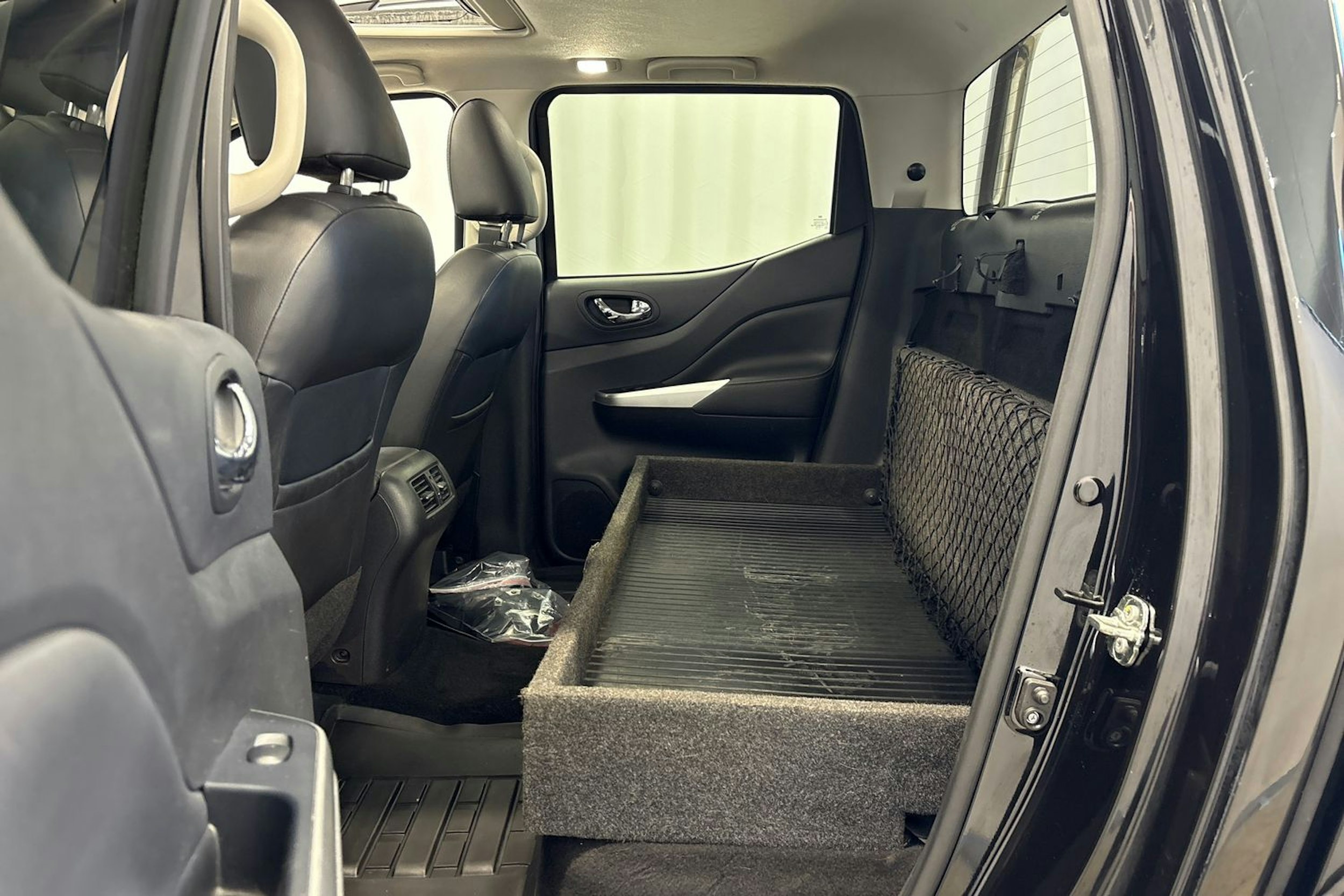 musta Nissan Navara 2020 kuva 10.