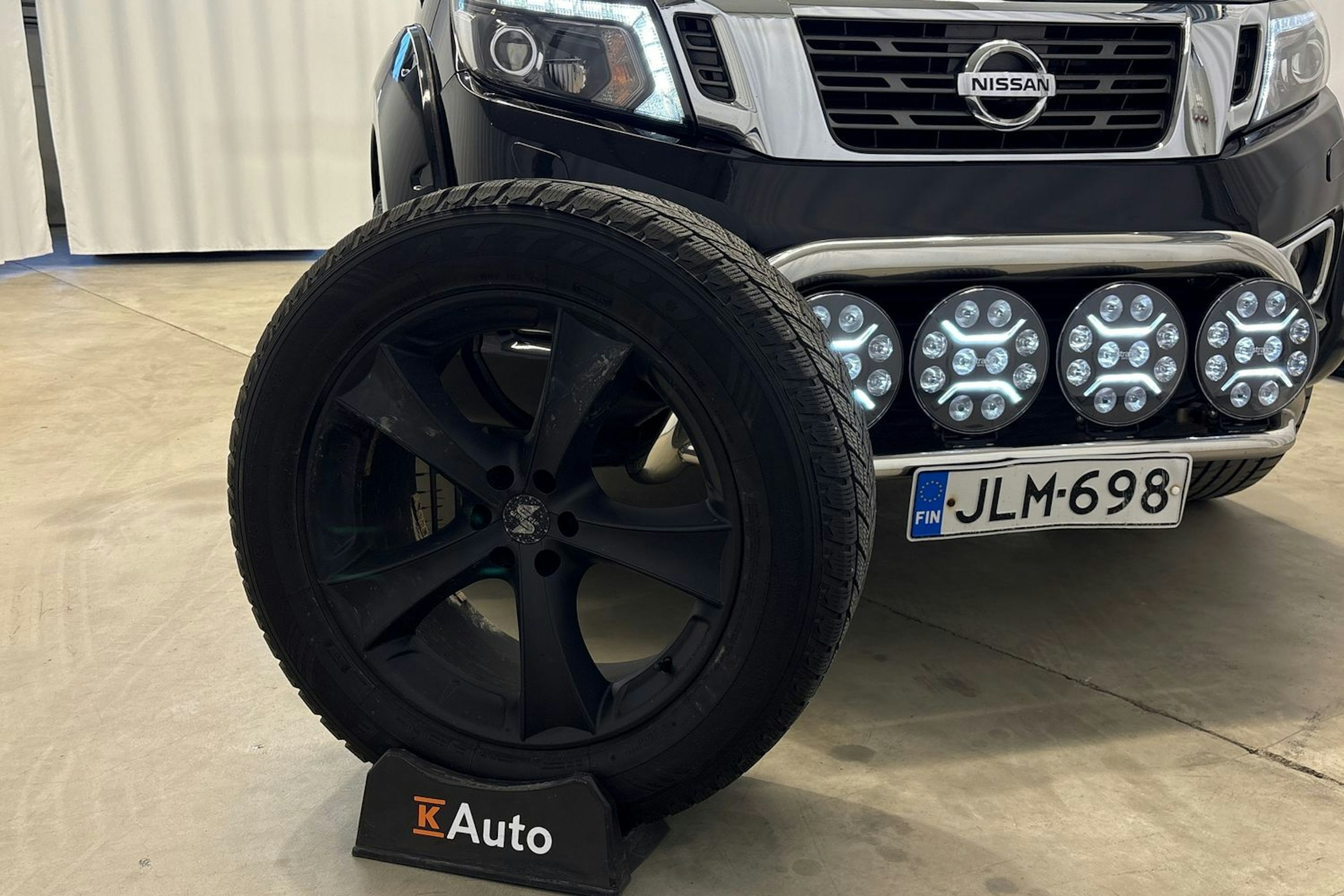 musta Nissan Navara 2020 kuva 17.