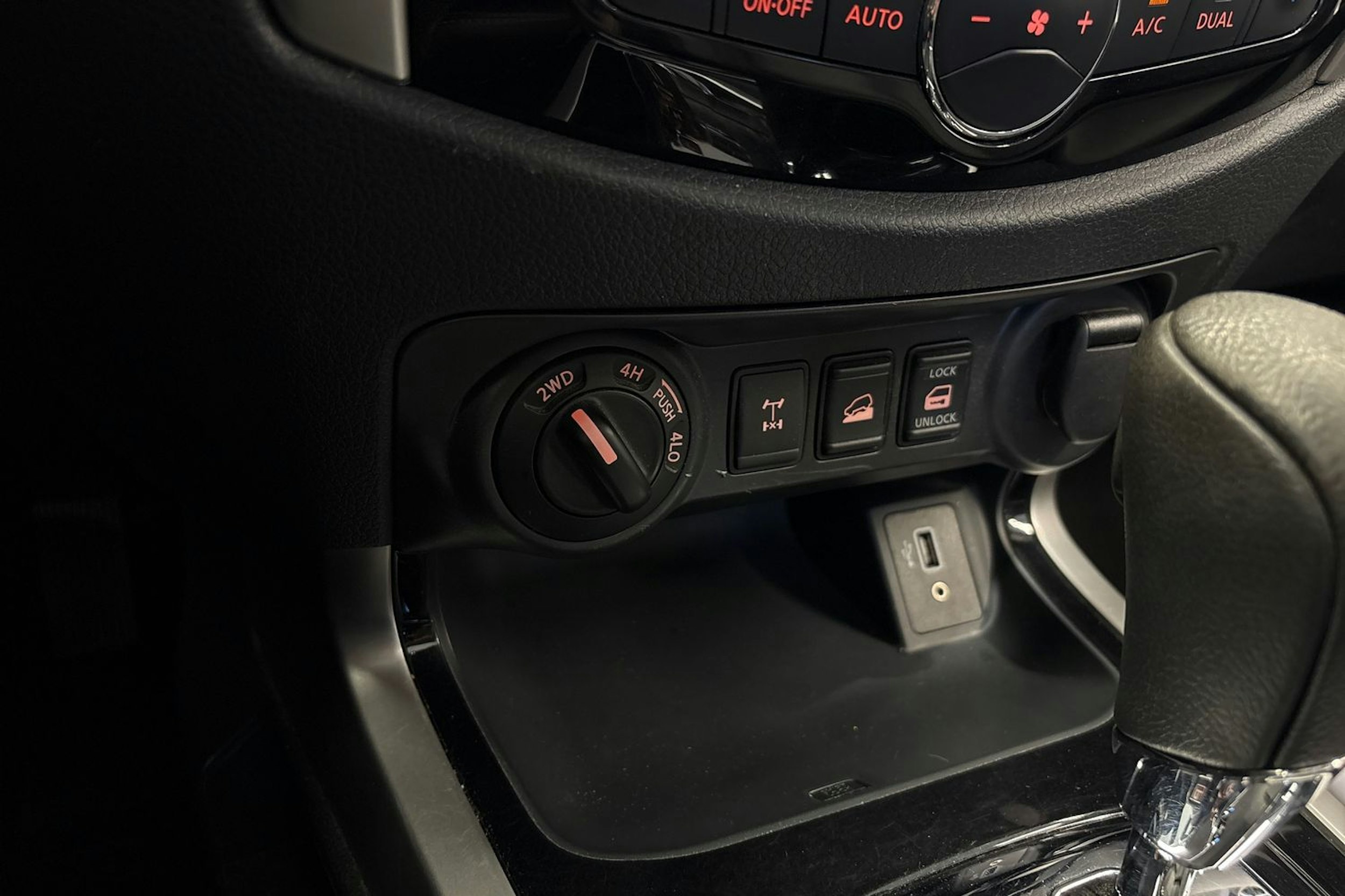 musta Nissan Navara 2020 kuva 18.