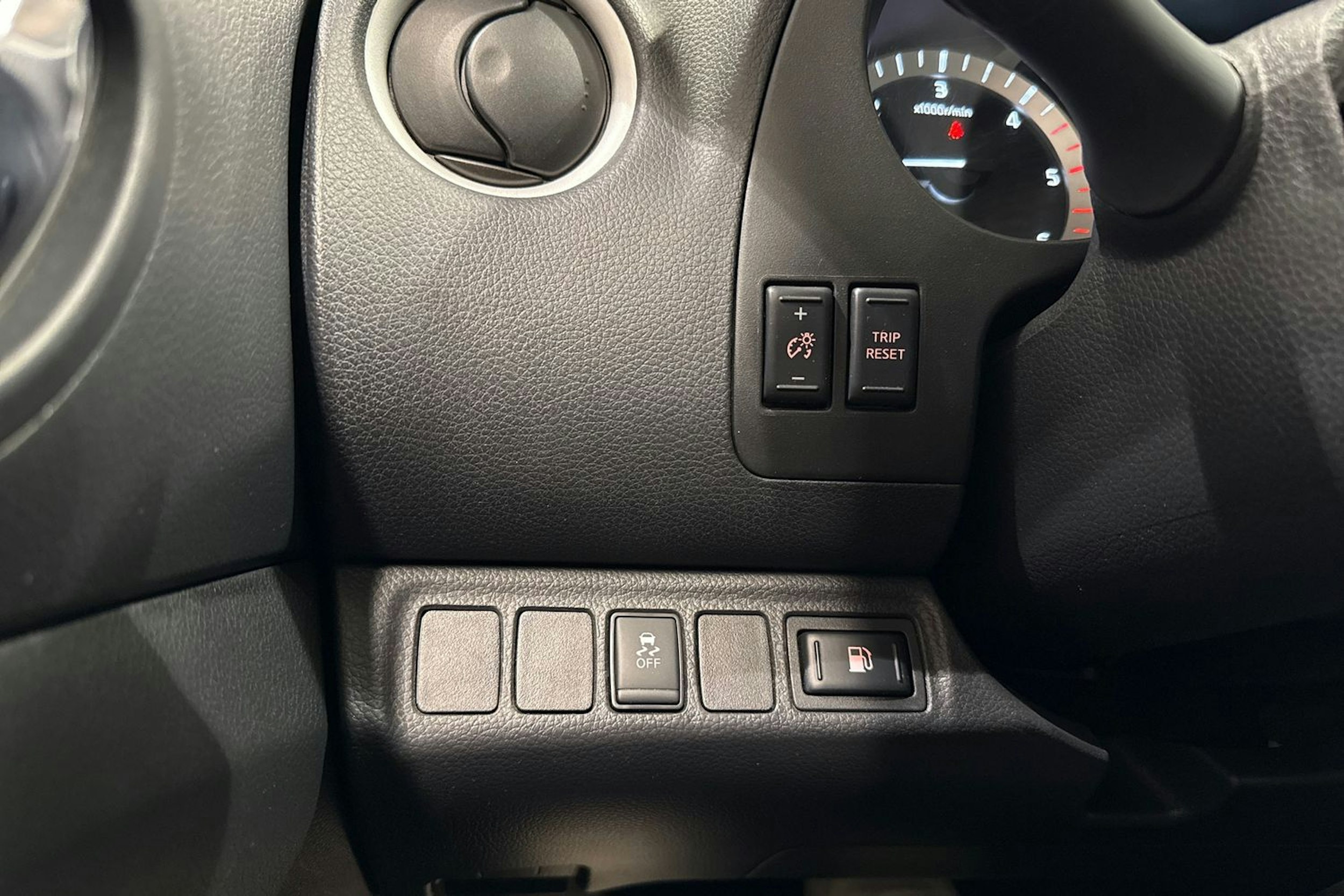 Musta Nissan Navara 2020 kuva 24.
