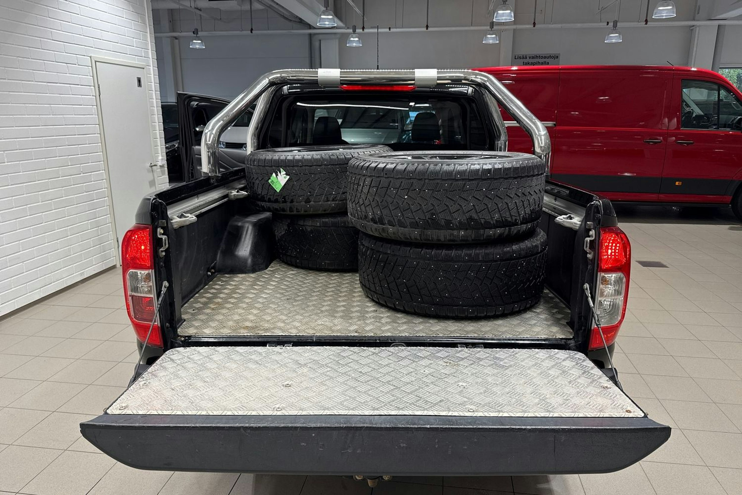 Musta Nissan Navara 2020 kuva 29.