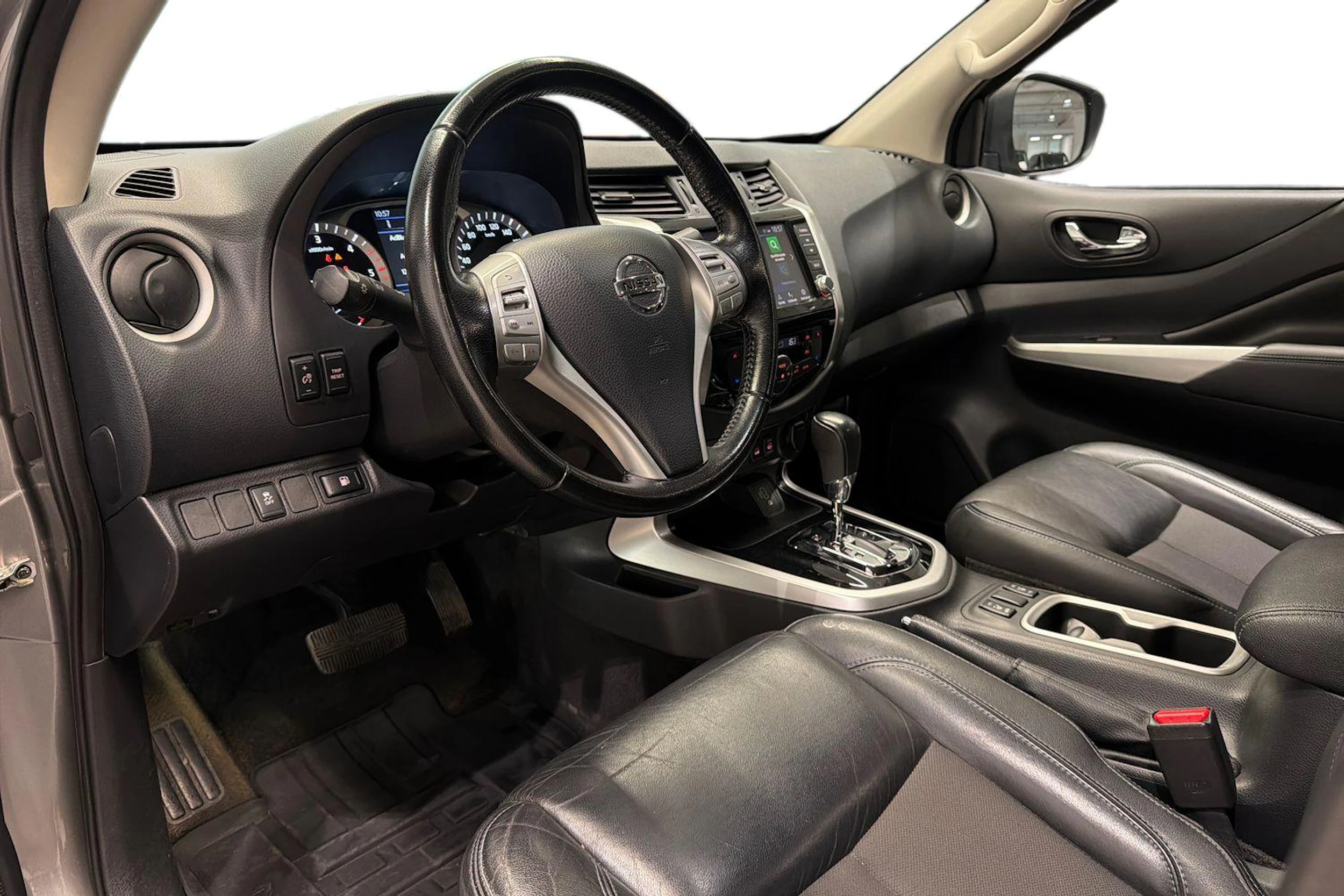 harmaa Nissan Navara 2021 kuva 8.