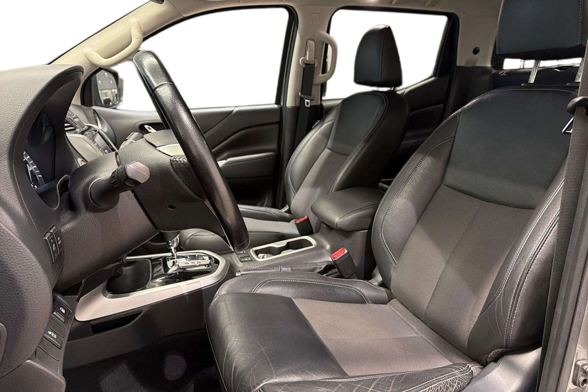 harmaa Nissan Navara 2021 kuva 11.