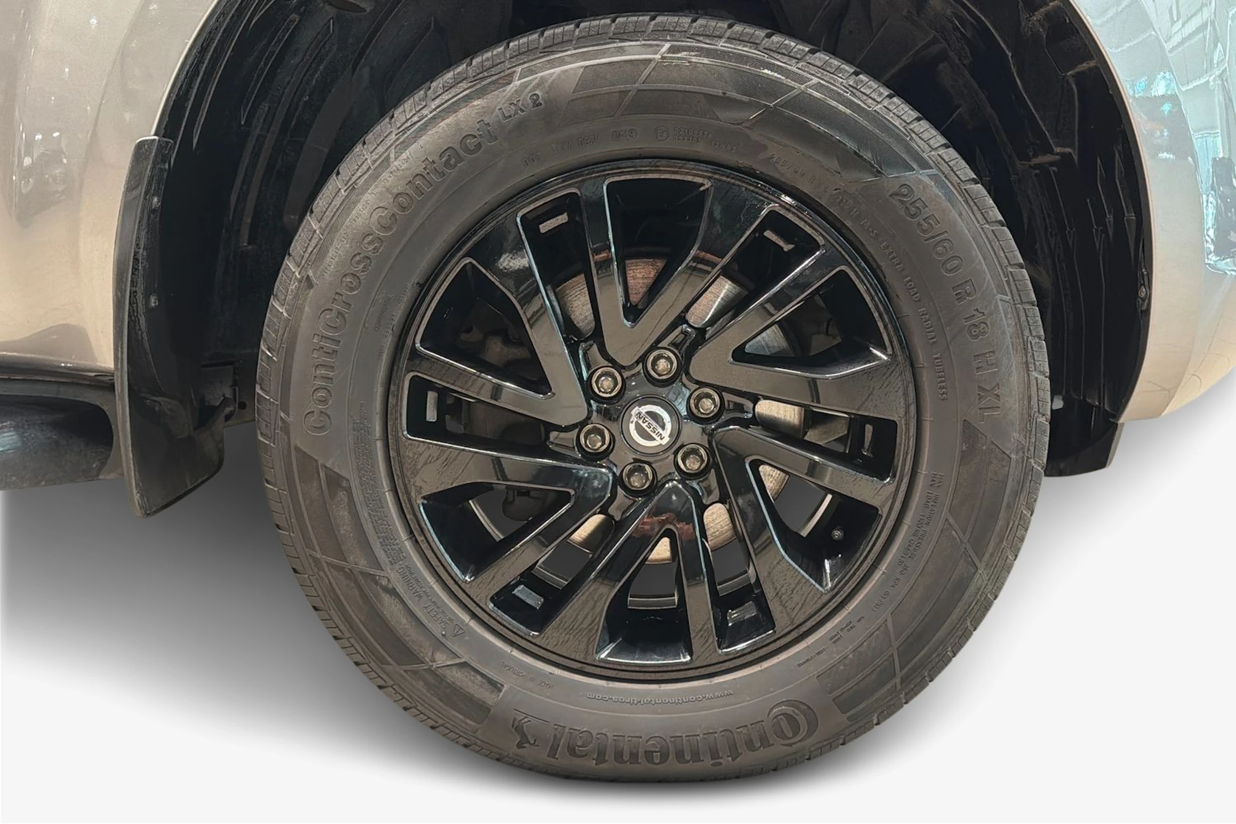 harmaa Nissan Navara 2021 kuva 12.