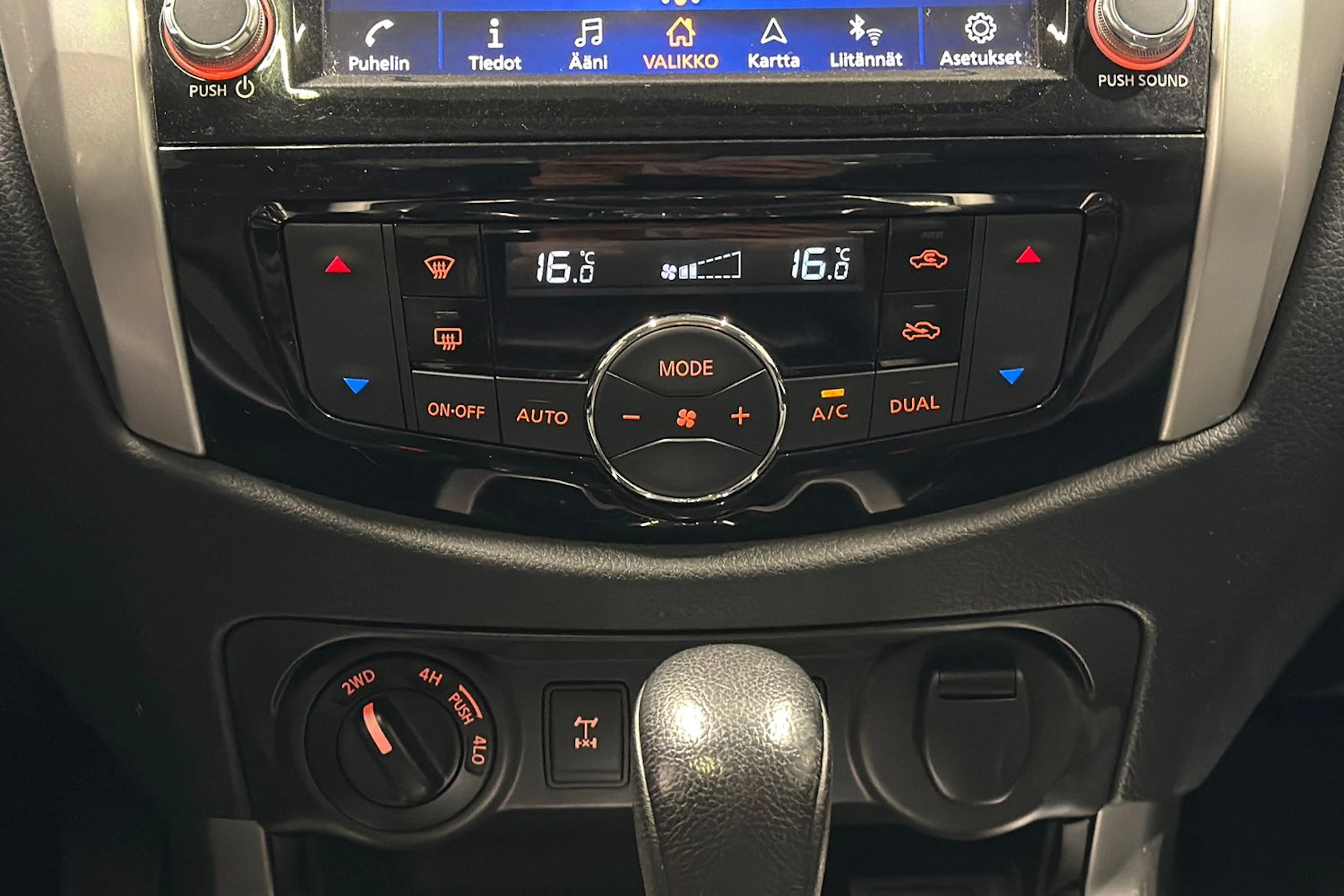 harmaa Nissan Navara 2021 kuva 16.