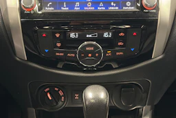 harmaa Nissan Navara 2021 kuva 16.