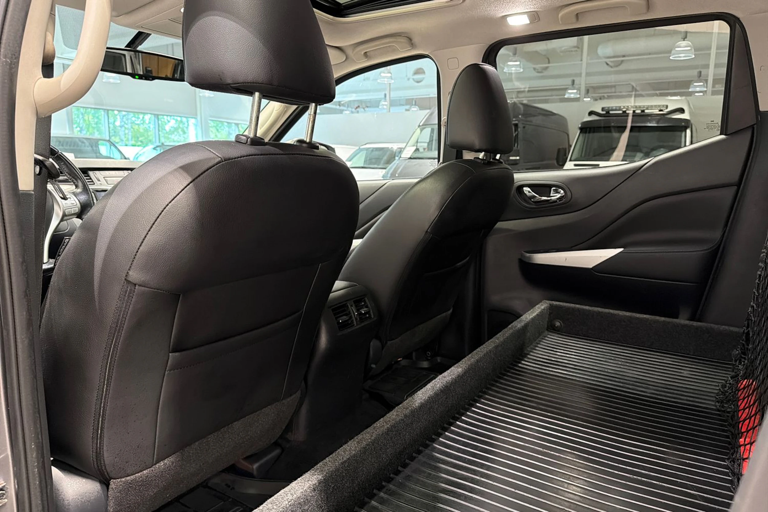 harmaa Nissan Navara 2021 kuva 19.