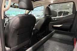 harmaa Nissan Navara 2021 kuva 19.