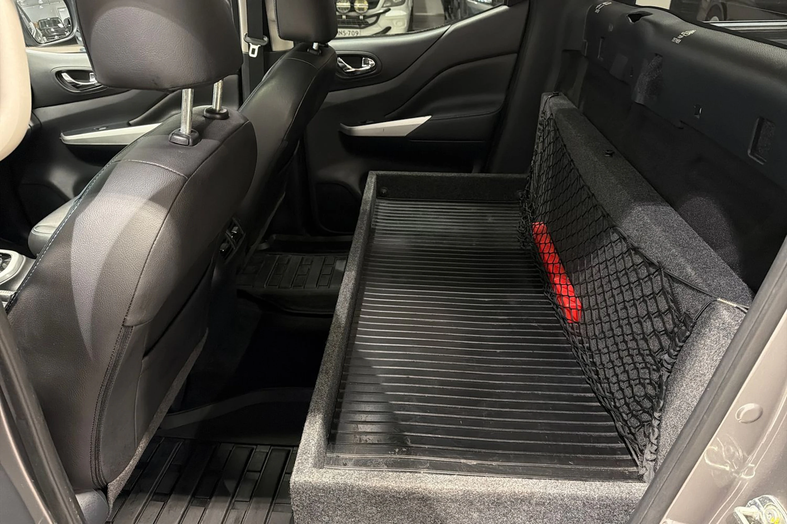 harmaa Nissan Navara 2021 kuva 20.