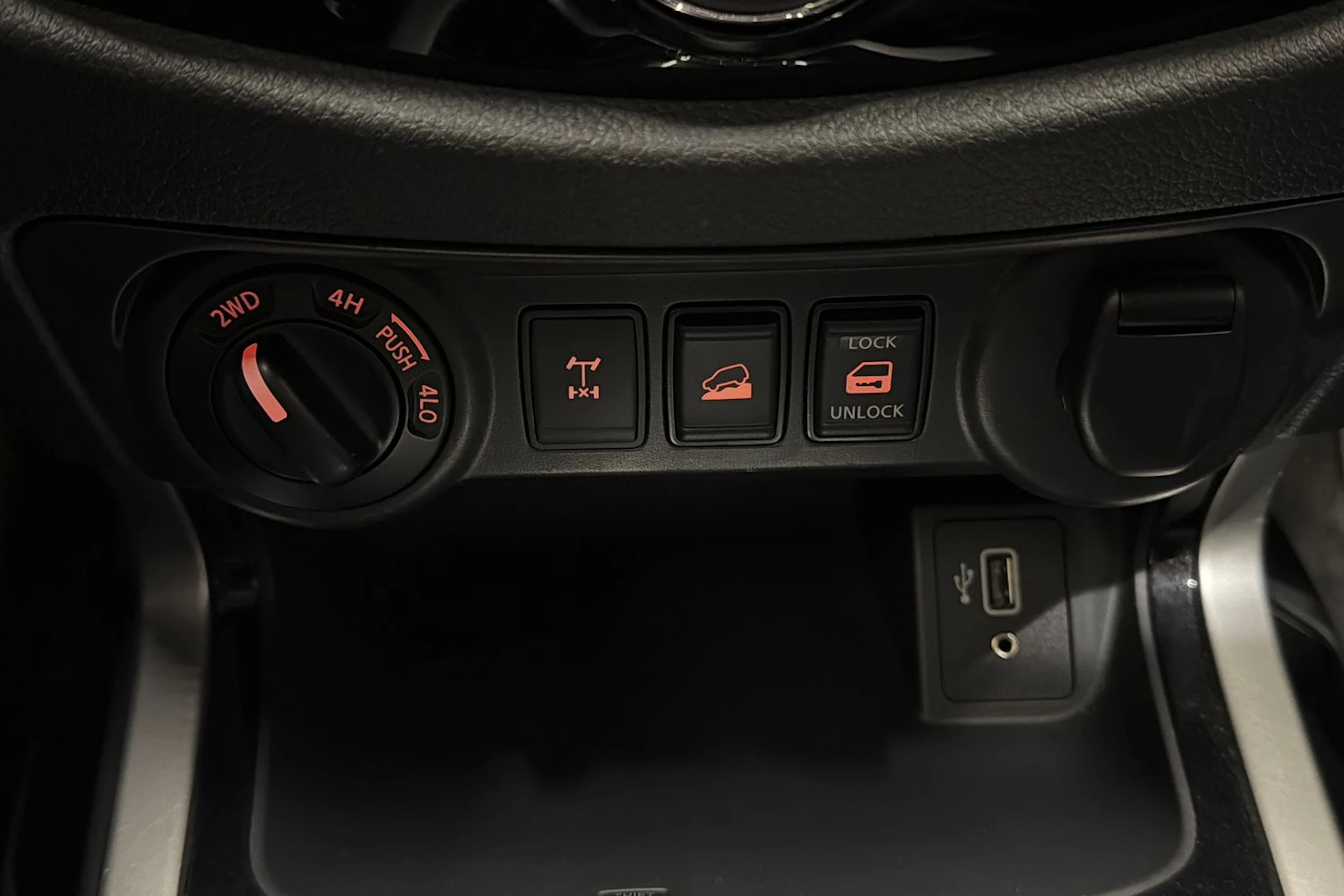 harmaa Nissan Navara 2021 kuva 25.